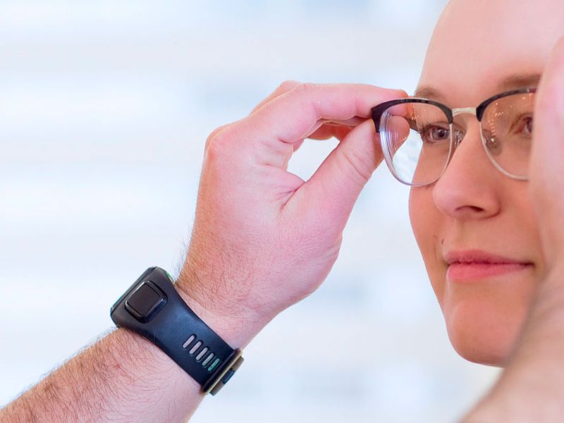 Anpassung einer Brille im Optikhaus